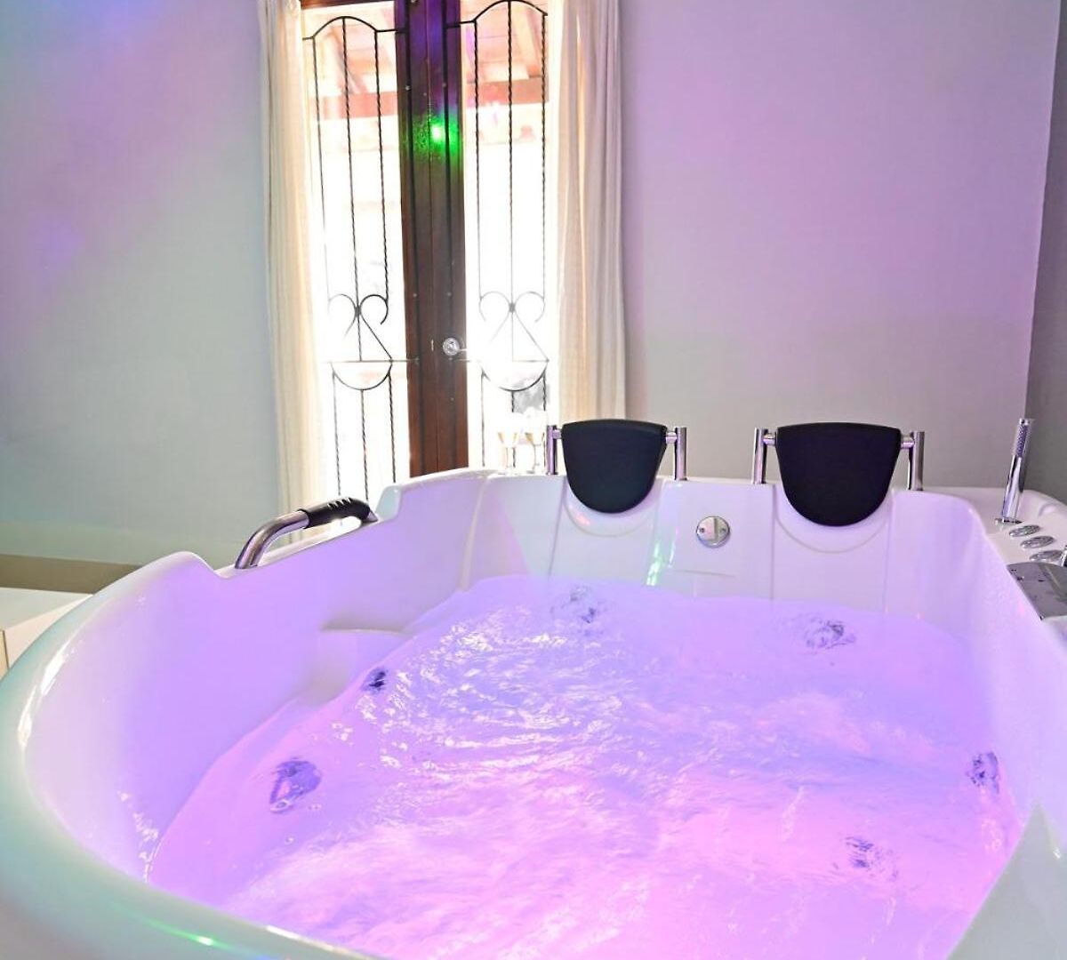 Walled Visitors Ok 5 Bedroom With Jacuzzi