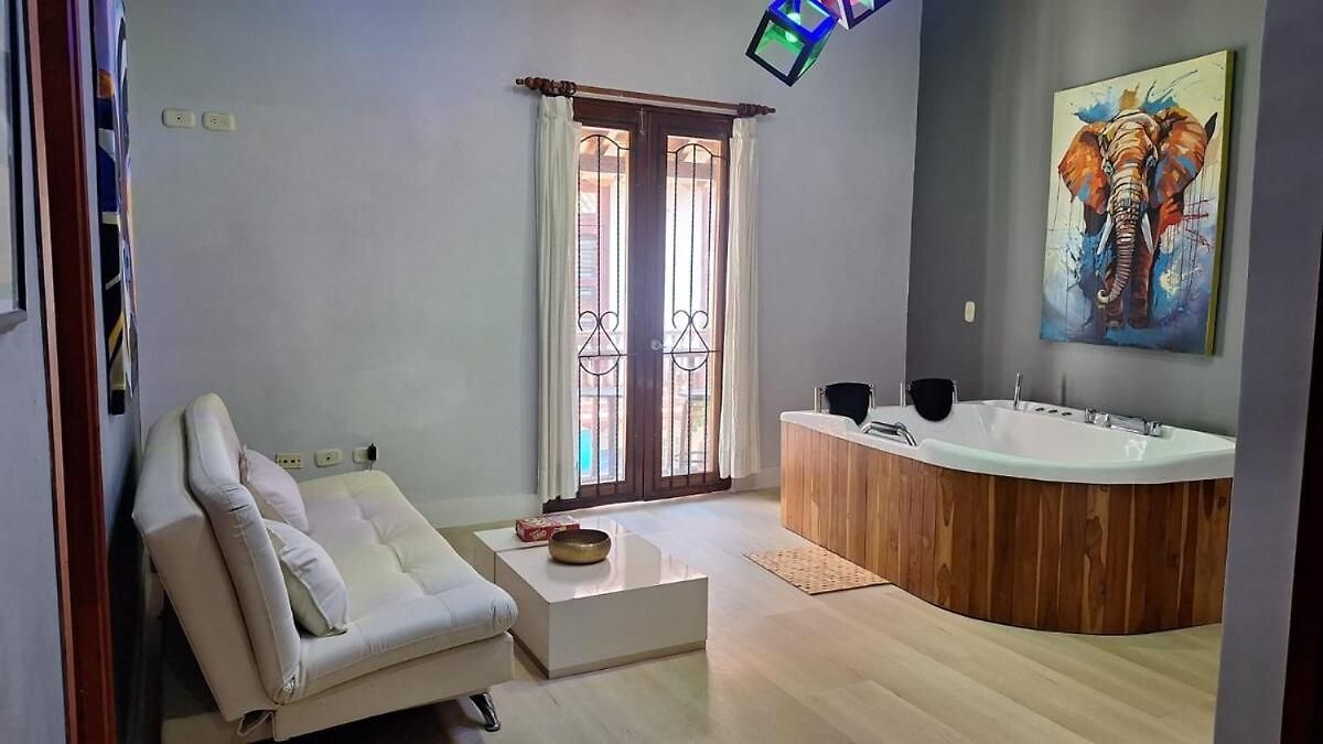 Walled Visitors Ok 5 Bedroom With Jacuzzi Apartamento
