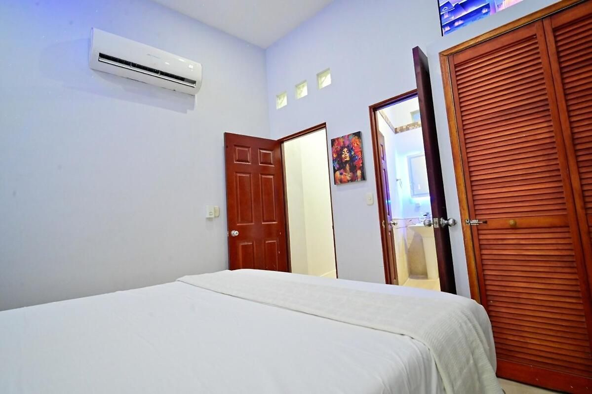 Walled Visitors Ok 5 Bedroom With Jacuzzi Apartamento
