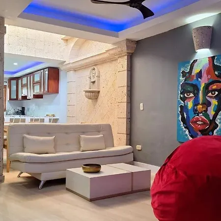 Walled Visitors Ok 5 Bedroom With Jacuzzi Apartamento