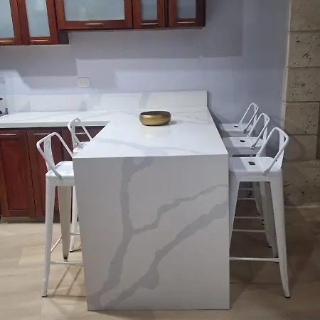 Walled Visitors Ok 5 Bedroom With Jacuzzi Apartamento