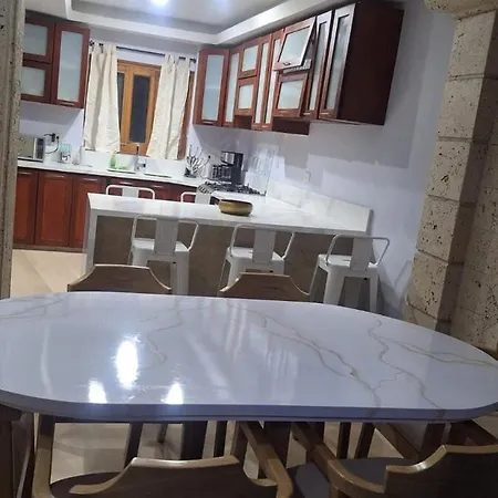 Walled Visitors Ok 5 Bedroom With Jacuzzi Apartamento