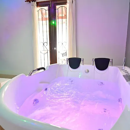 Walled Visitors Ok 5 Bedroom With Jacuzzi