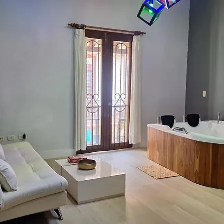 Walled Visitors Ok 5 Bedroom With Jacuzzi Apartamento