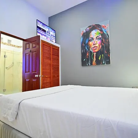 Walled Visitors Ok 5 Bedroom With Jacuzzi Apartamento
