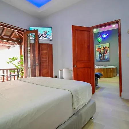 Walled Visitors Ok 5 Bedroom With Jacuzzi Apartamento *