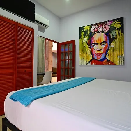Walled Visitors Ok 5 Bedroom With Jacuzzi Apartamento