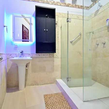 Walled Visitors Ok 5 Bedroom With Jacuzzi